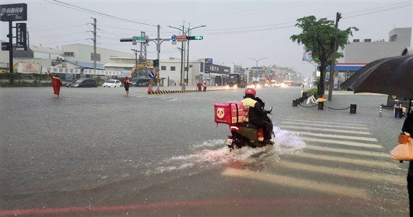 豪雨連7天 自1998年首見、總雨量直逼莫拉克 豪雨連7天 自1998年首見、總雨量直逼莫拉克