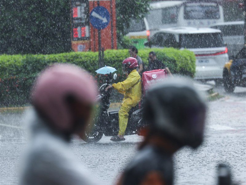 東半部山區午後防大雨 北台灣晚間風雨漸增 東半部山區午後防大雨 北台灣晚間風雨漸增