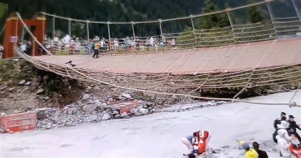 新疆伊犁一景區吊橋橋索斷裂 致5死24傷 新疆伊犁一景區吊橋橋索斷裂 致5死24傷