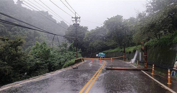 颱風丹娜絲重創基地台 中華電信:預定10月底前復原 颱風丹娜絲重創基地台 中華電信:預定10月底前復原