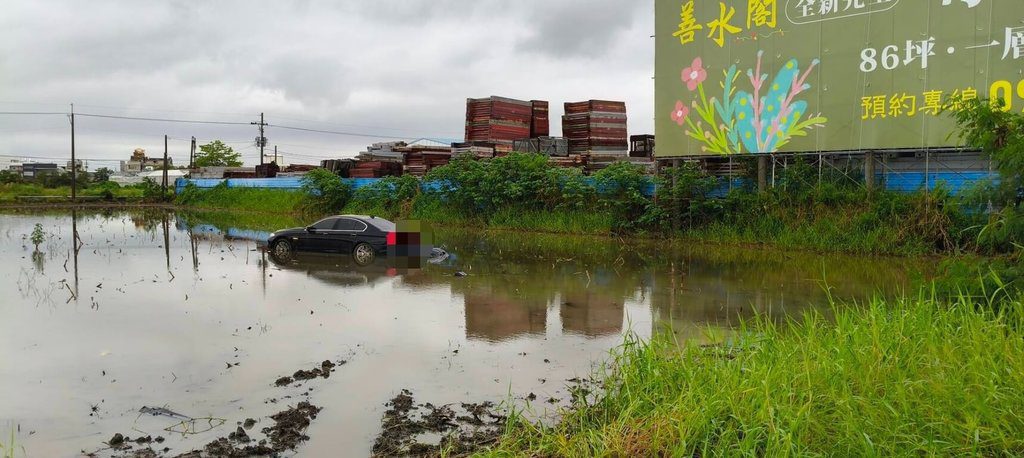 自小客車國1台南段拒檢 車落水塘、駕駛逃逸 自小客車國1台南段拒檢 車落水塘、駕駛逃逸