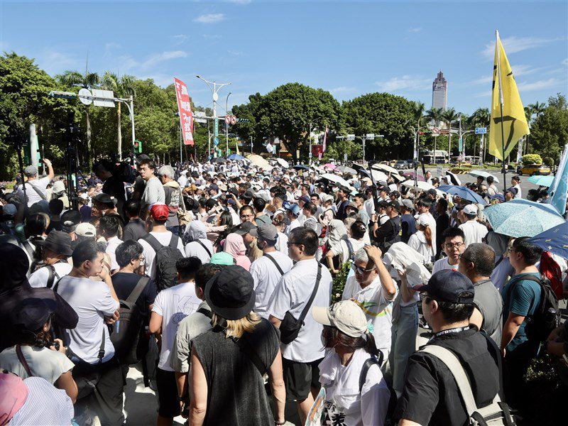 民眾黨北市街頭辦活動 拉扯拒馬與警方互嗆 民眾黨北市街頭辦活動 拉扯拒馬與警方互嗆
