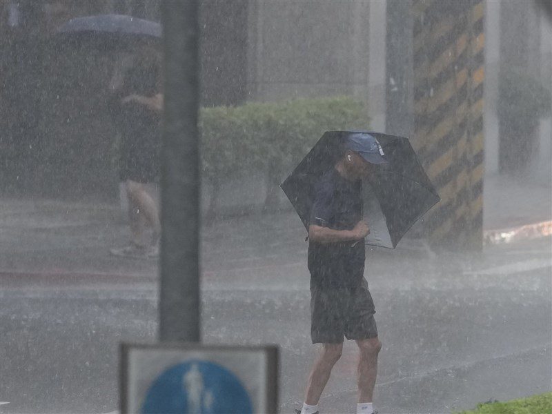 大台北午後2小時閃電1.4萬次 6日續防高溫 大台北午後2小時閃電1.4萬次 6日續防高溫