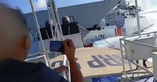 南海追逐菲律賓巡邏艇 中國海警船撞上自家軍艦 南海追逐菲律賓巡邏艇 中國海警船撞上自家軍艦