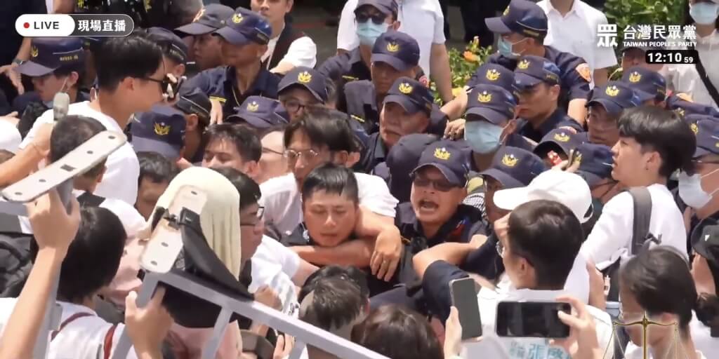 遭指勒警脖子 黃國昌:是手放在肩膀上 遭指勒警脖子 黃國昌:是手放在肩膀上