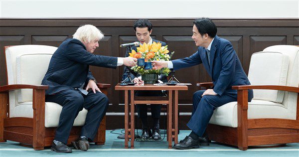賴總統見英國前首相強生 盼台英加強合作創造雙贏 賴總統見英國前首相強生 盼台英加強合作創造雙贏
