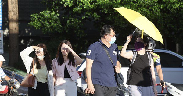 吳德榮:各地高溫炎熱 熱帶系統成颱機率50% 吳德榮:各地高溫炎熱 熱帶系統成颱機率50%