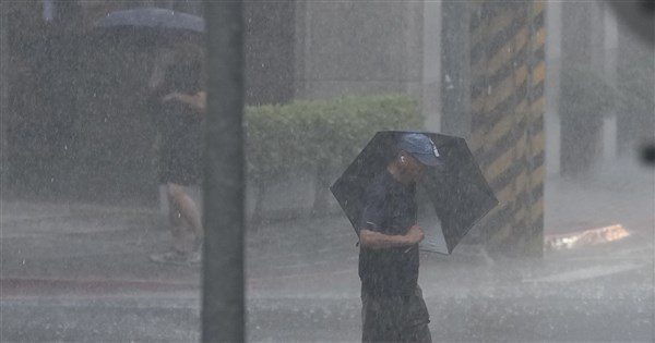 北市午後強降雨趨緩 12件號誌損壞、積淹水災情 北市午後強降雨趨緩 12件號誌損壞、積淹水災情