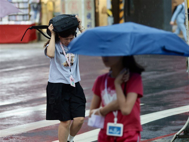 西南氣流減弱降雨趨緩 苗栗以南防短延時豪雨 西南氣流減弱降雨趨緩 苗栗以南防短延時豪雨