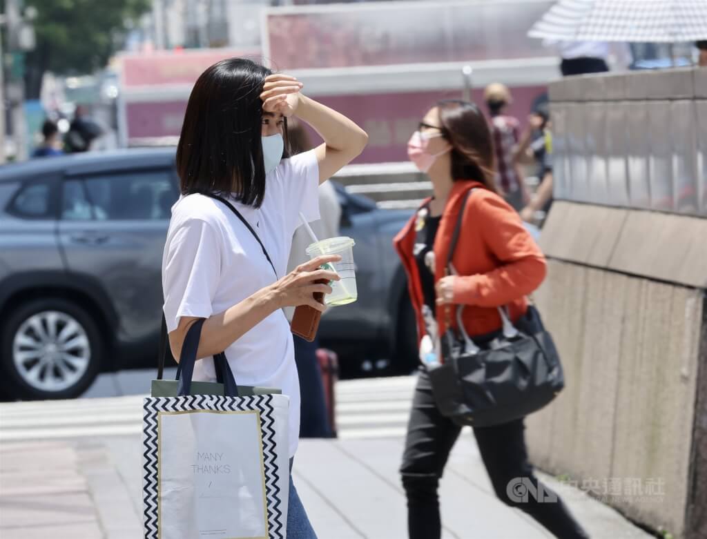 北北桃等10縣市防高溫 新北三峽午後達37.9度 北北桃等10縣市防高溫 新北三峽午後達37.9度