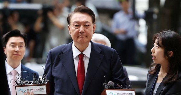 尹錫悅不服獨檢組拘提 脫囚服躺地抗議挨批耍賴 尹錫悅不服獨檢組拘提 脫囚服躺地抗議挨批耍賴