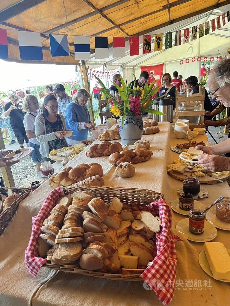 瑞士8/1國慶日傳統 農家早餐會共享美食團聚親友 瑞士8/1國慶日傳統 農家早餐會共享美食團聚親友