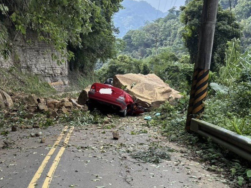 苗縣泰安山區落石砸車 2人受困命危警消搶救中 苗縣泰安山區落石砸車 2人受困命危警消搶救中