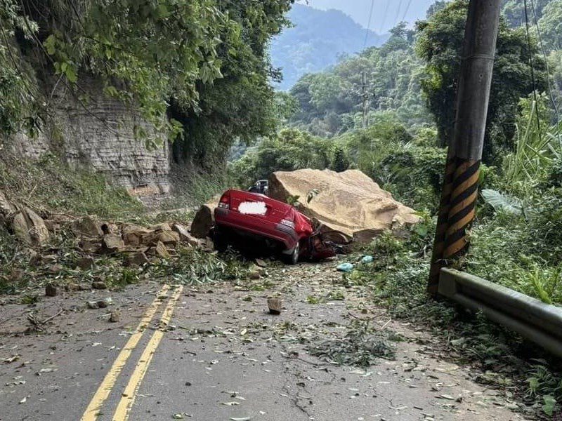 久雨乍晴苗栗泰安山區坍崩巨石砸車 駕駛乘客雙亡 久雨乍晴苗栗泰安山區坍崩巨石砸車 駕駛乘客雙亡
