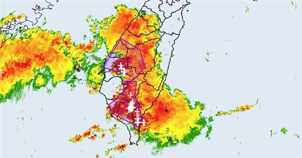 西南氣流影響 高屏山區24小時雨量上看340毫米 西南氣流影響 高屏山區24小時雨量上看340毫米