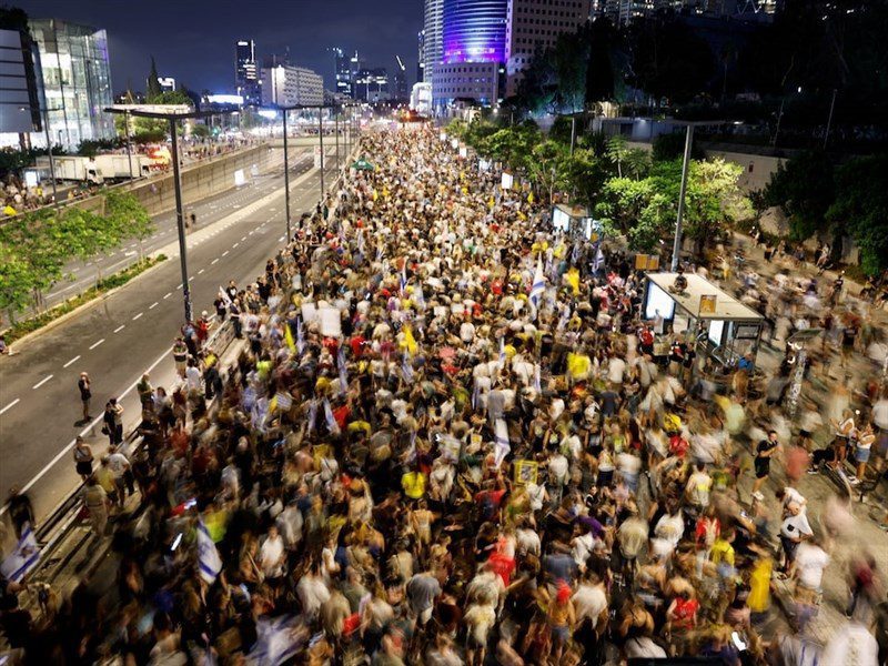 以色列誓言擴大加薩戰爭 數萬人湧上街頭抗議 以色列誓言擴大加薩戰爭 數萬人湧上街頭抗議