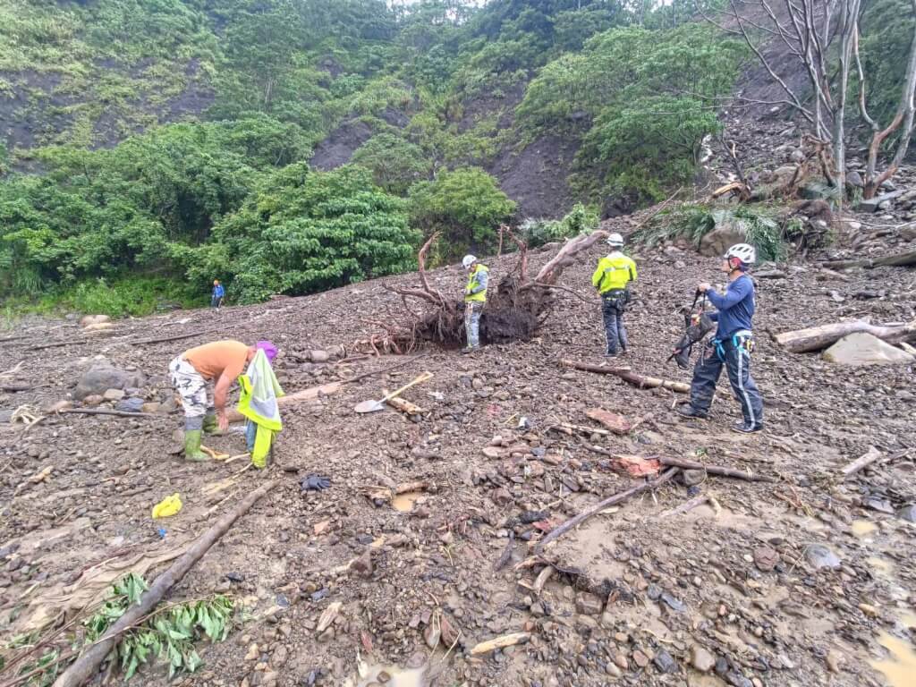 南橫車輛墜谷 目擊者稱駕駛跪路旁想救妻兒仍罹難 南橫車輛墜谷 目擊者稱駕駛跪路旁想救妻兒仍罹難