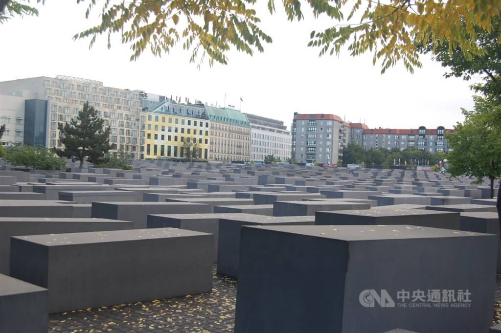 綠批藍使用納粹符號不道歉 還造謠抹黑賴總統 綠批藍使用納粹符號不道歉 還造謠抹黑賴總統