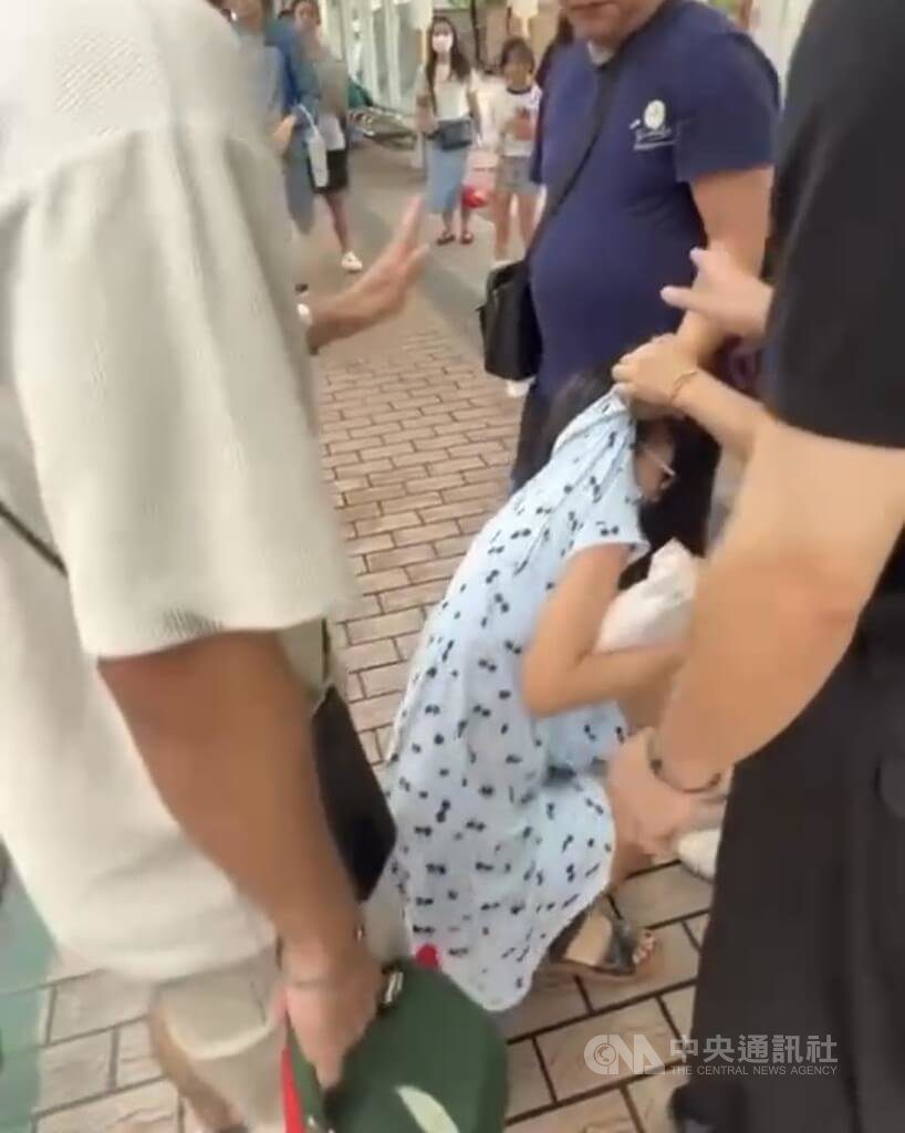 台北車站附近男子拖行妻子 民眾攔阻蒐證報警處理 台北車站附近男子拖行妻子 民眾攔阻蒐證報警處理