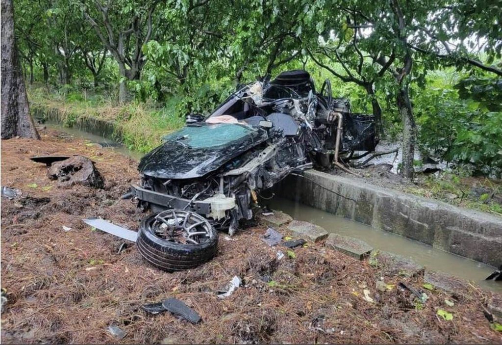 二林車禍1死1傷　男疑天雨超車撞石墩拋出車外不治