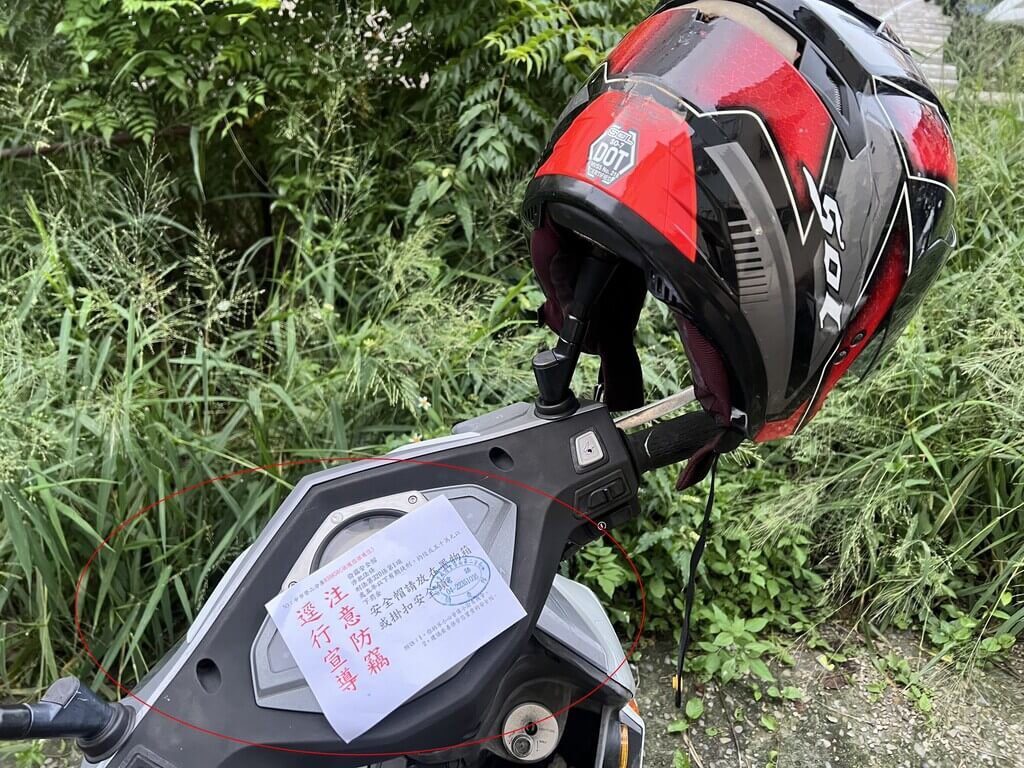 中市警在機車貼宣傳單提醒防失竊 遭誤會是罰單 中市警在機車貼宣傳單提醒防失竊 遭誤會是罰單