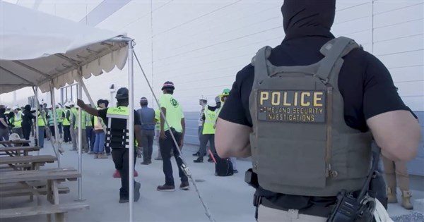 韓政府與美國完成交涉 派專機接回疑似非法工作韓人 韓政府與美國完成交涉 派專機接回疑似非法工作韓人