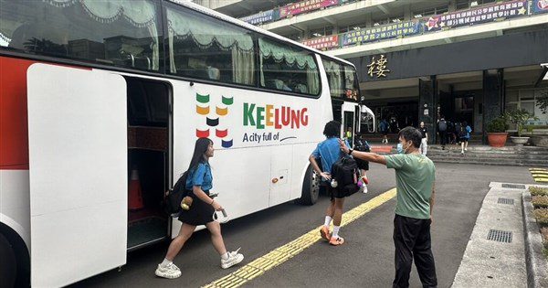 R82公車駛入基中校園 校方強調安全但遭網友批評 R82公車駛入基中校園 校方強調安全但遭網友批評