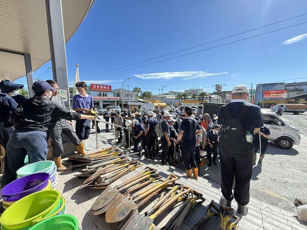 馬太鞍溪堰塞湖溢流災情 慈濟動員深入災區清掃 馬太鞍溪堰塞湖溢流災情 慈濟動員深入災區清掃