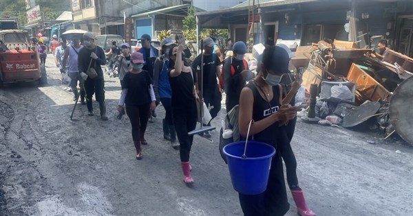 花蓮光復車站湧入「鏟子超人」 設引導站協助志工 花蓮光復車站湧入「鏟子超人」 設引導站協助志工