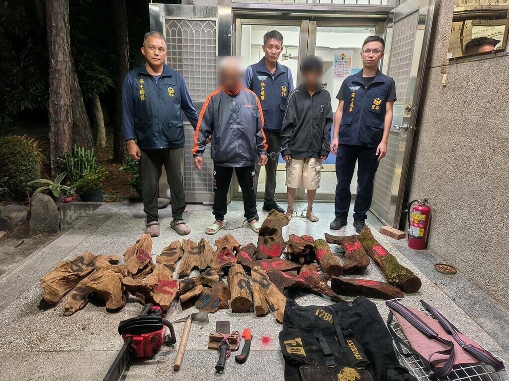 友軍攔錯車嚇壞出遊民眾 保七警追查逮真山老鼠 友軍攔錯車嚇壞出遊民眾 保七警追查逮真山老鼠