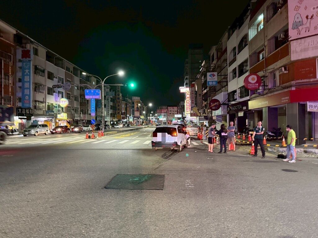 台南自小客疑未避讓 與救護車碰撞幸無人傷 台南自小客疑未避讓 與救護車碰撞幸無人傷