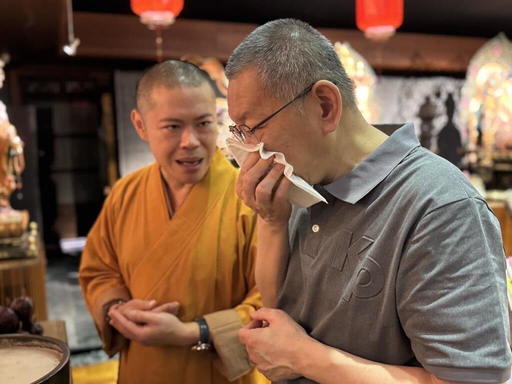 交保後首度祭拜父親牌位 柯文哲哽咽 交保後首度祭拜父親牌位 柯文哲哽咽