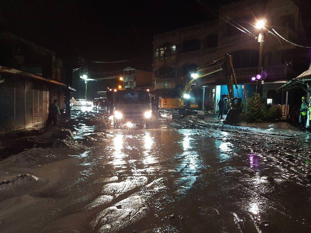花蓮光復地區淹水漸退 機具加速清淤搶通聯外道路 花蓮光復地區淹水漸退 機具加速清淤搶通聯外道路