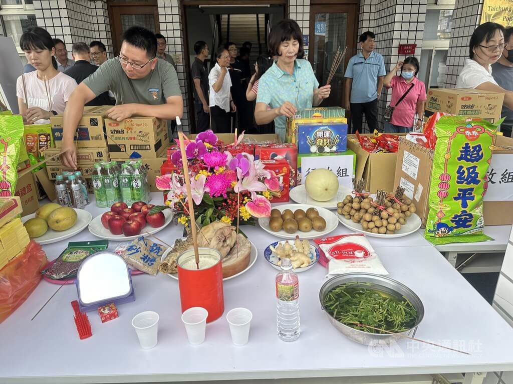 台中豐原警分局中元普渡 「超級平安」乖乖吸睛 台中豐原警分局中元普渡 「超級平安」乖乖吸睛