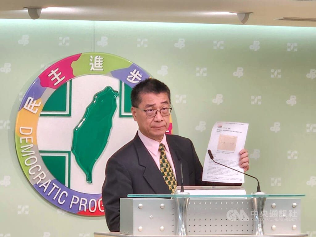 台灣光復節爭議 徐國勇拿蔣介石手稿反擊蔣萬安 台灣光復節爭議 徐國勇拿蔣介石手稿反擊蔣萬安