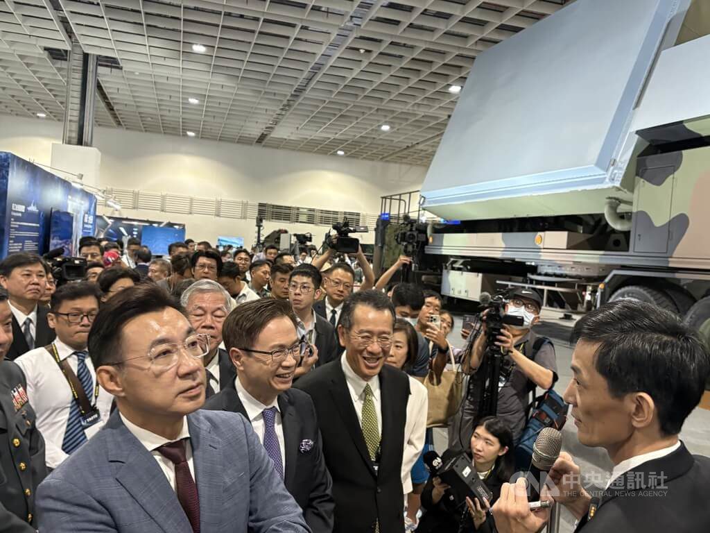 參觀航太暨國防工業展 顧立雄:建構國防自主能量 參觀航太暨國防工業展 顧立雄:建構國防自主能量