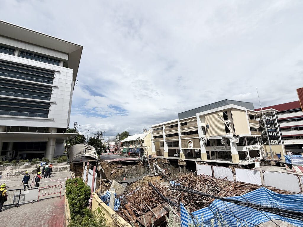 曼谷市區馬路嚴重塌陷 汽車電線桿掉入天坑無人傷亡 曼谷市區馬路嚴重塌陷 汽車電線桿掉入天坑無人傷亡