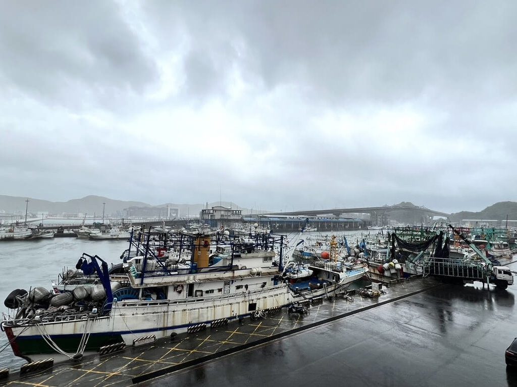 風急雨驟宜蘭未停班課 家長不捨孩子全身溼透 風急雨驟宜蘭未停班課 家長不捨孩子全身溼透