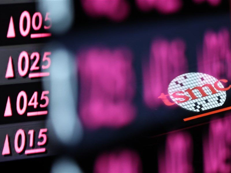 台股早盤漲逾200點再創新高　台積電觸1200元