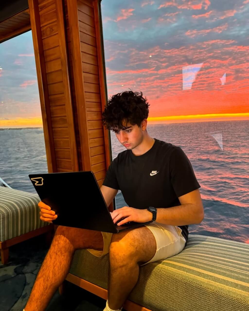 美國天才青少年靠AI翻身 18歲當CEO公司月入千萬 美國天才青少年靠AI翻身 18歲當CEO公司月入千萬