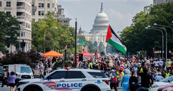 數千民眾走上華府街頭 抗議川普派國民兵進駐 數千民眾走上華府街頭 抗議川普派國民兵進駐