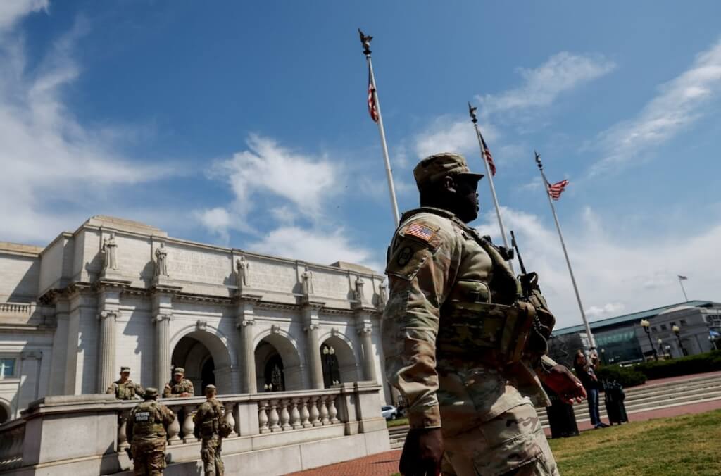 國民兵進駐華府不只維安 也身負收垃圾美化環境任務 國民兵進駐華府不只維安 也身負收垃圾美化環境任務