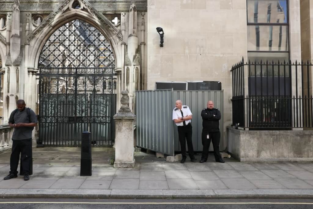 班克西新作劍指英國打壓抗議行徑 遭黑布遮擋 班克西新作劍指英國打壓抗議行徑 遭黑布遮擋