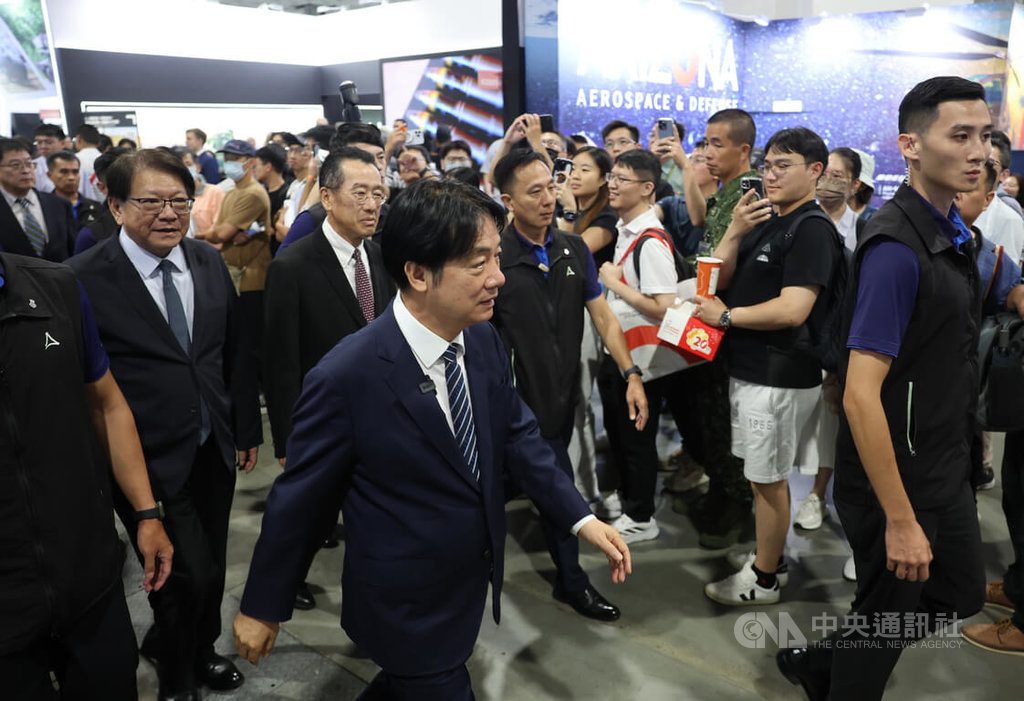賴總統參觀航太展 親自體驗三軍訓練模擬器材 賴總統參觀航太展 親自體驗三軍訓練模擬器材