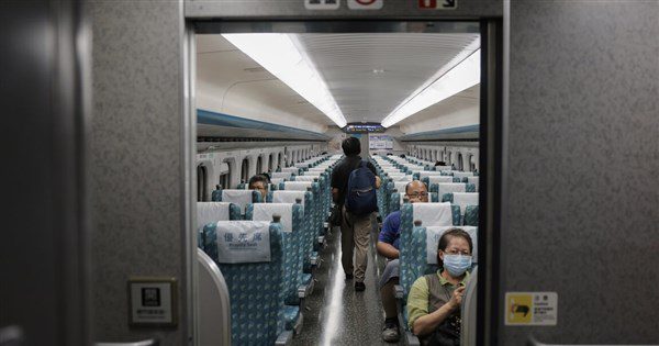 搭高鐵看影片須戴耳機 22日起勸導不聽最重可拒載 搭高鐵看影片須戴耳機 22日起勸導不聽最重可拒載