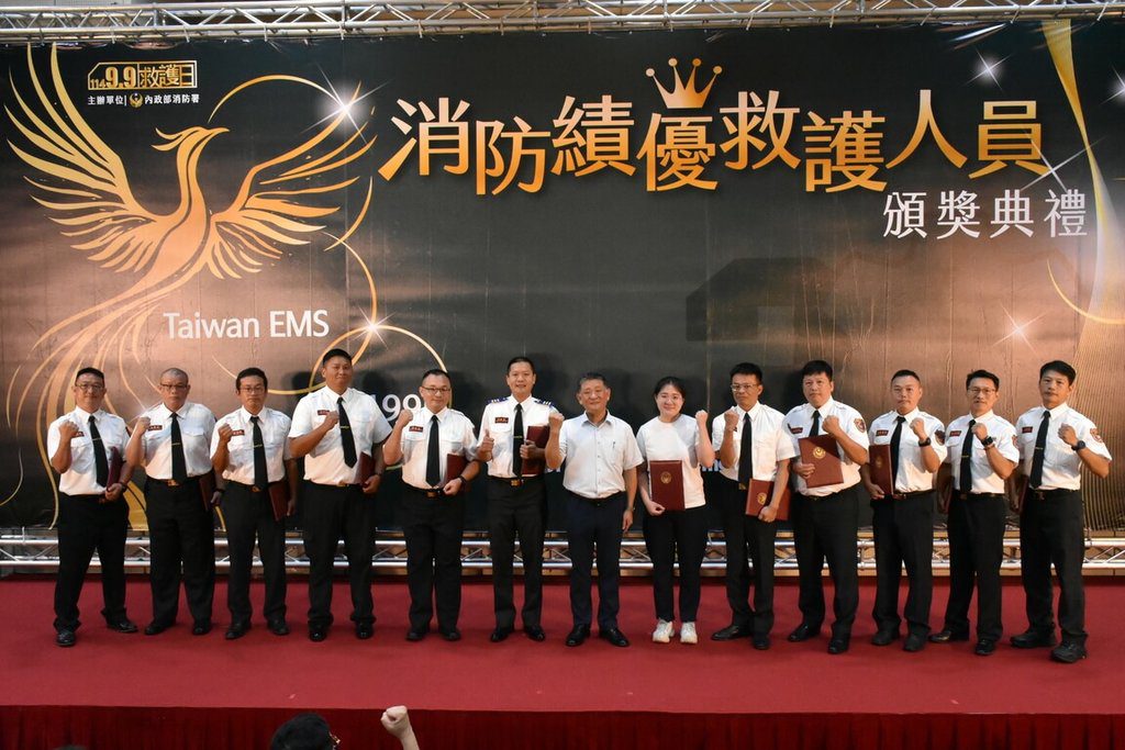 消防署表揚79績優救護人員　吳恩碩遺孀代表受獎