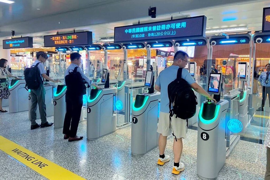 外來旅客入國登記表 10/1起全面事先網路填寫 外來旅客入國登記表 10/1起全面事先網路填寫