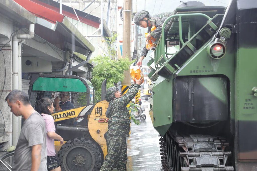 樺加沙重創花蓮 448名國軍官兵挺進優先搶通道路 樺加沙重創花蓮 448名國軍官兵挺進優先搶通道路