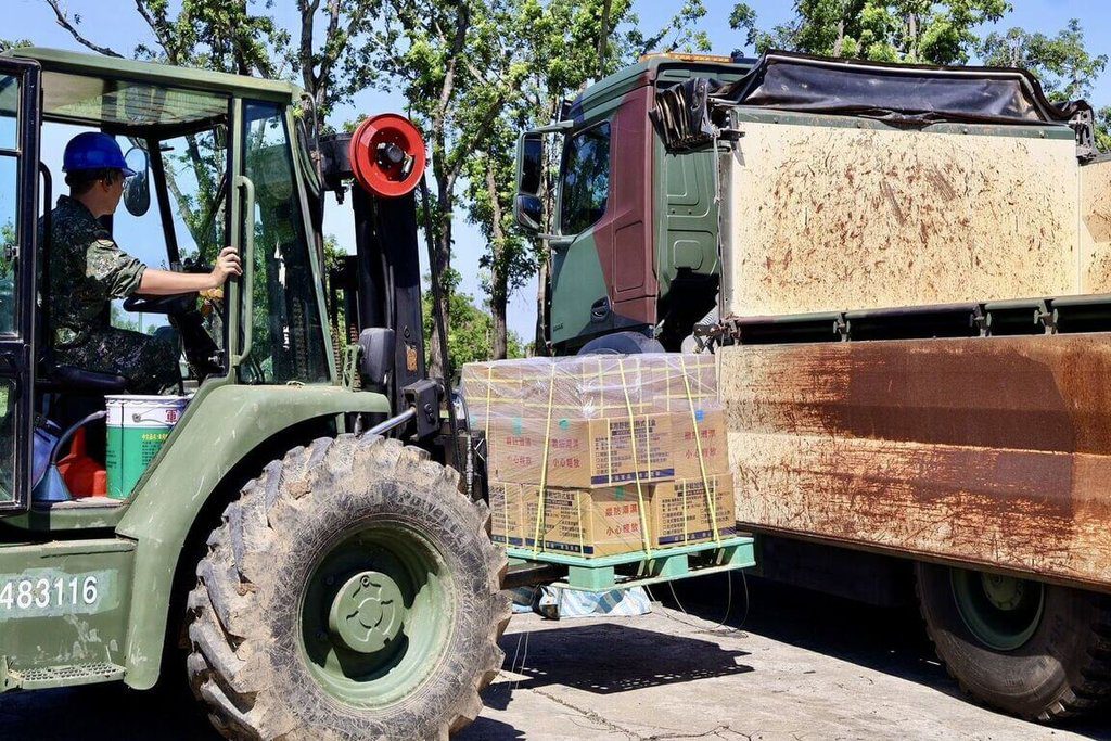 北中南作戰區出動官兵 攜機具跨區增援花蓮救災 北中南作戰區出動官兵 攜機具跨區增援花蓮救災