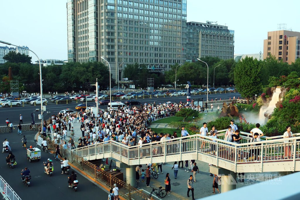 中共九三閱兵前夕氣氛嚴肅 有人忙打卡有人回家難 中共九三閱兵前夕氣氛嚴肅 有人忙打卡有人回家難